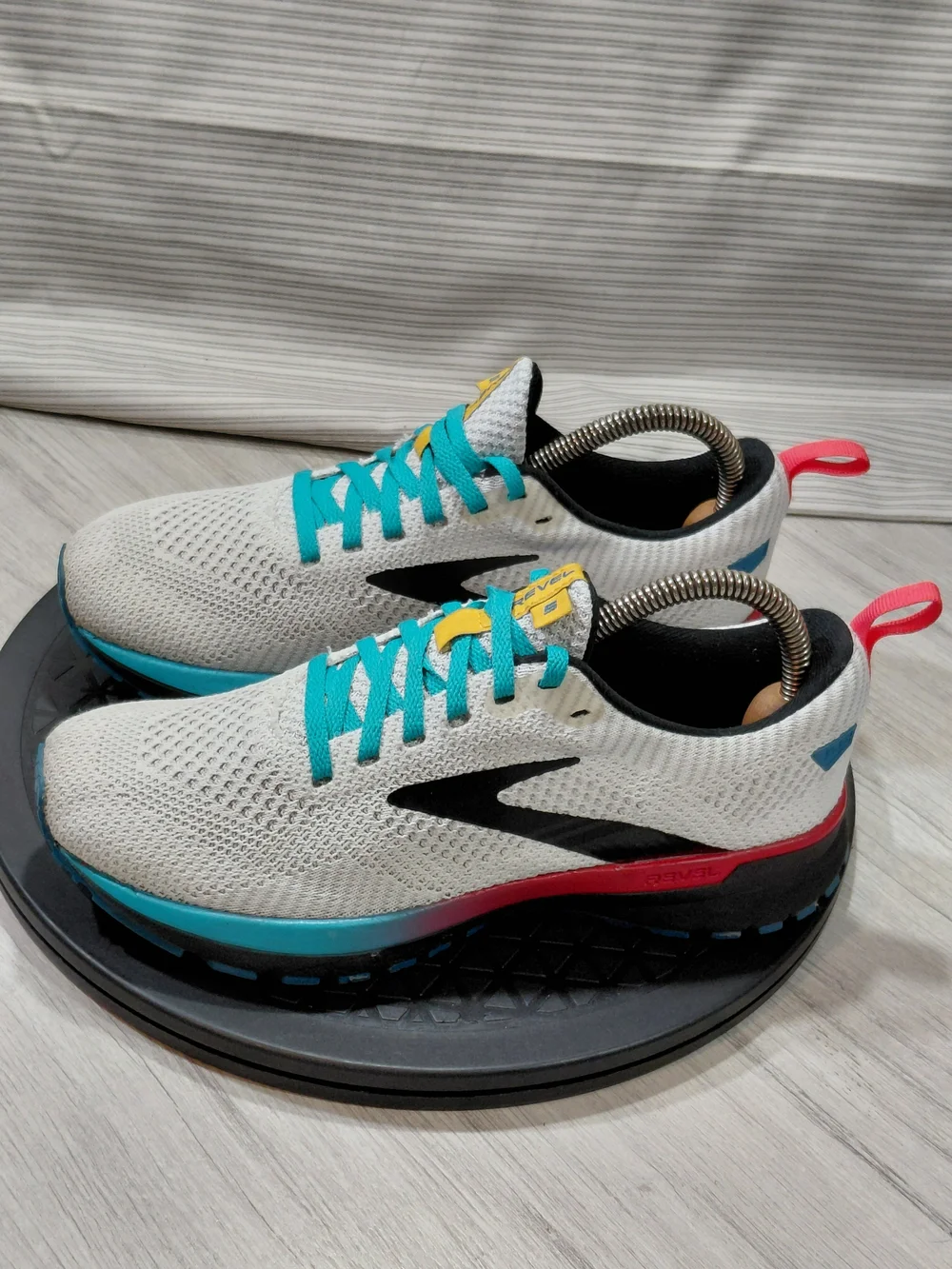 Brooks Womens Revel 5.0 Knit Running Sneakers with Teal Laces White Black SIZE 6